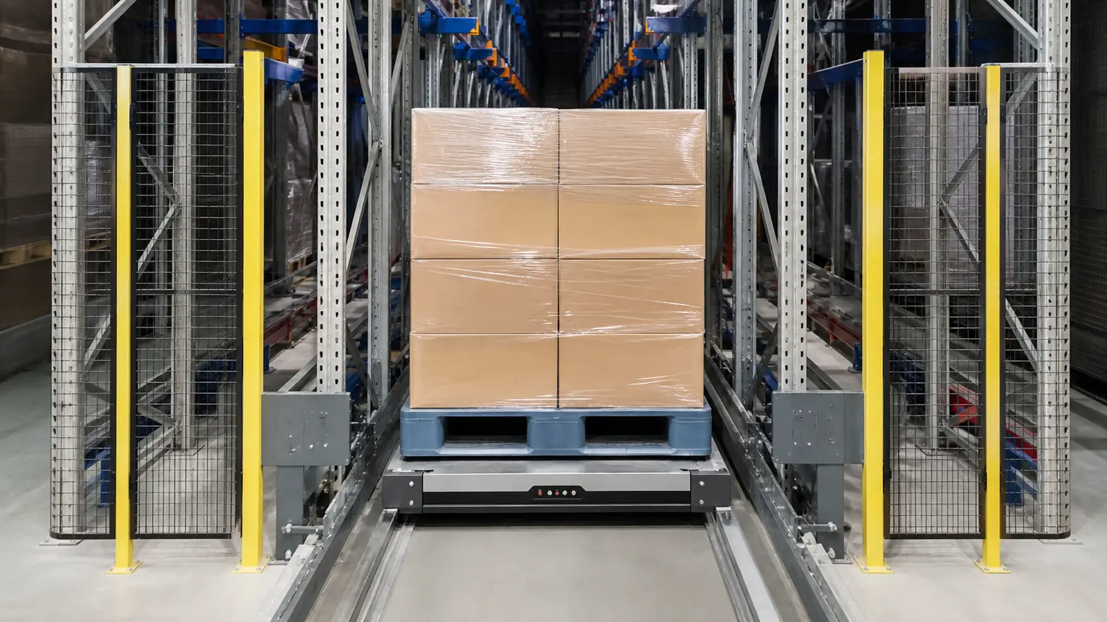 Un palé de plástico azul con una carga de cajas envuelta en la entrada de una calle Pallet Shuttle automatizada